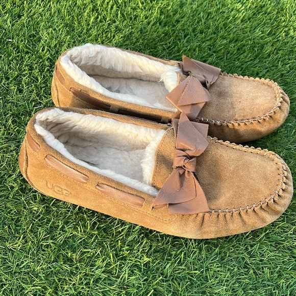 UGG Dakota Leather Bow Brown Slippers - Picture 5 of 9
